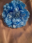 Blekitna broszka kwiat roza light blue baby blue ice wiosna okazje wesele