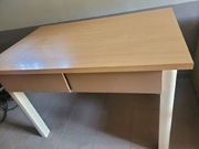 Stół kuchenny w jasnym kolorze