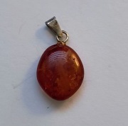 BURSZTYN - WISIOREK ZE SREBRNĄ ZAWIESZKĄ