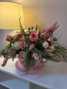 Kompozycja  ze sztucznych kwiatów