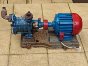 Stara (ponad 50 lat) pompa nie nadająca się do remontu, sprawny motor