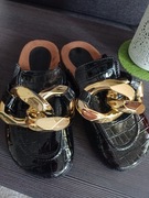 Klapki na korku lakierowane z lancuchem r. 38 