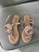 Sandałki pudrowy roz 38