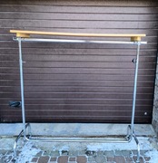 Stojak ubraniowy sklepowy ekspozycyjny z półką. Na kółkach 