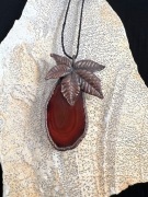 Wisior agat z listkiem kasztanowca w miedzi