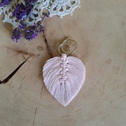 Brelok breloczek do kluczy  makrama listek piórko 