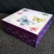 Fioletowa skrzynka w motyle | decoupage