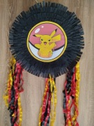 Piniata pikaczu pokemon czarno czerwono żółta z tasiemkami 