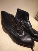 Stare buty robocze ze skórzaną podeszwą i żabkami 7 i 1/2