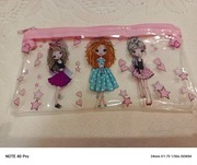 Piórnik- kosmetyczka z akcesoriami szkolnymi.