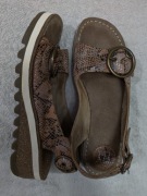 Brązowe skórzane  buty sandały na koturnie wzór skóra węża Fly London 41