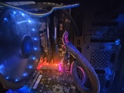 Pc ryzen 2600x 6 core, 16 GB ddr4 2933, GeForce GTX 1070 8gb.