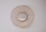 Piękne, nowoczesne lustro w złotej, koszykowej, metalowej ramie