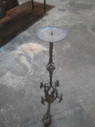 Świecznik na dużą świecę.