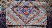 Piękna kopertówka w stylu Boho, wyszywana koralikami