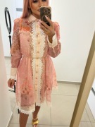 Elegancka sukienka koszulowa z koronką