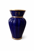 Kobaltowy wazon 23,5 cm – złocone zdobienia – Niemcy – klasyczna elegancja