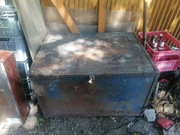 Duża ciężka i masywna skrzynia stalowa wys. 60cm szer. 73cm dł. 102cm 