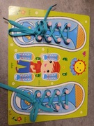 Drewniana tablica do nauki sznurowania