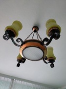 Żyrandol z czasów PRL. Dobrze zachowany, sprawny - nie uszkodzony.