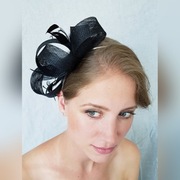 Czarny fascynator do włosów na opasce. Czarny toczek na opasce 