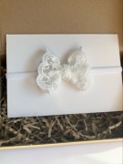 Opaska bezuciskowa kokardka koronkowa biała sesja chrzest roczek urodziny