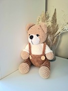 Pluszowy miś uszatek na szydełku handmade Mikołajki naturalna zabawka 