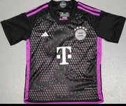 S) FC BAYERN MONACHIUM logowana koszulka klubowa Roz.122/128cm