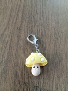 Brelok, zawieszka z żółtym grzybkiem