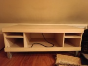 Stolik pod telewizor wraz z dwoma bocznymi szafkami.