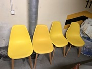 4 plastikowe żółte krzesła