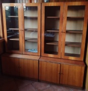 Dwie identyczne biblioteczki PRL