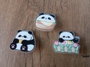 3 przypinki, broszki z pandami