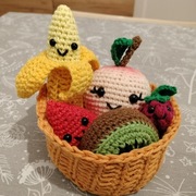 Maskotki OWOCE kawaii w koszu zestaw banan arbuz kiwi handmade na szydełku