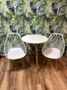 Dwa krzesła ażurowe plus stolik , stan jak nowe