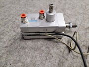 Siłownik pneumatyczny FESTO ADN-32-10-KP-A-P-A ze sterowaniem zwrotnym