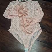 Body koronkowe rękaw dzwonek. Falbanką 