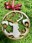 Zestaw 3 sztuk ręcznie wykonanych ozdób świątecznych z żywicy.