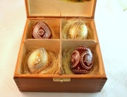 pudełko drewniane z pisankami, prezent wielkanocny, kroszonki, wydmuszki 