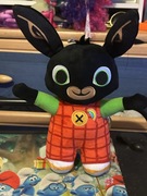 Maskotka królk Bing Interaktywna tęczowy 30 cm.