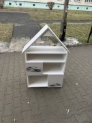 Domek na zabawki lub książki