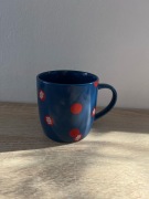 Granatowy kubek w czerwone kropki świąteczny Red Nose Day