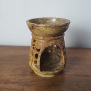 Ręcznie Rzeźbiony Kominek Zapachowy z Kamienia – Motyw Roślinny