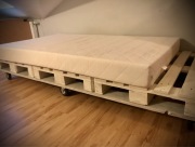 Łóżko z palet białe z materacem