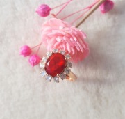 Nowy pierścionek złoty kolor czerwona cyrkonia