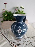 Dzbanek kobaltowy ręcznie malowany manufakturę Gmundner Keramik (Austria).