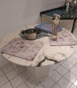 Rozkładany marmurowy okrągły stolik