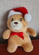 Pluszowy miś w świątecznej czapeczce. 