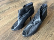 Czarne botki damskie na platformie bez palca Mango, skórzane buty szpilka