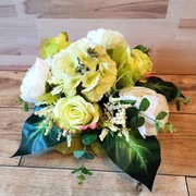 Piękny stroik Wszystkich Świętych wiązanka sztuczne kwiaty biało pistacjowa